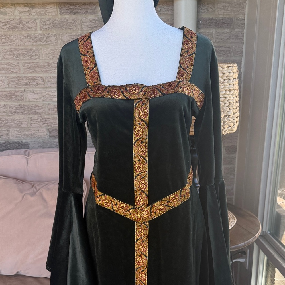 Halloween costume: Renaissance Green and Gold Women's velvet gown